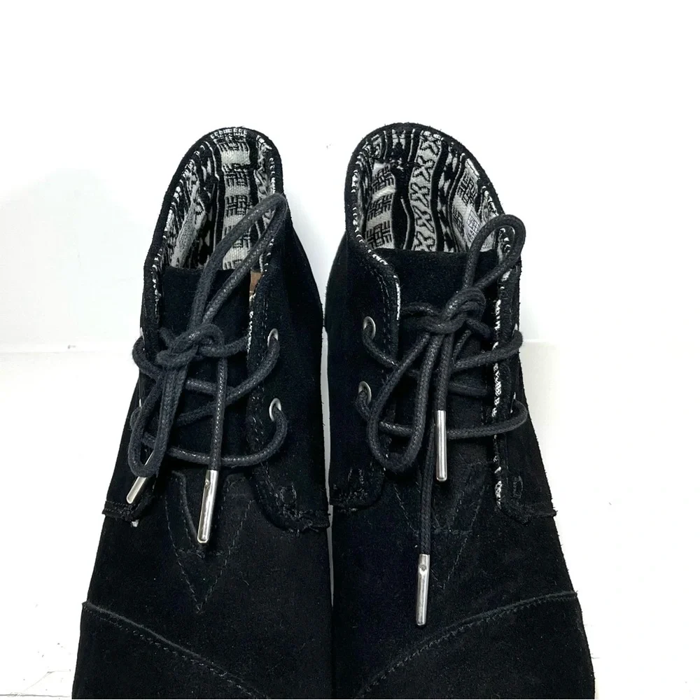 TOMS‎ Kala Women’s Ankle Boots Size 7.5 Black Suede Lace Up Wedge.